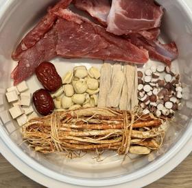 502五指毛桃煲猪骨汤料 （新鲜猪骨6两、五指毛桃1把、茯苓淮山芡实莲子红枣少许）
