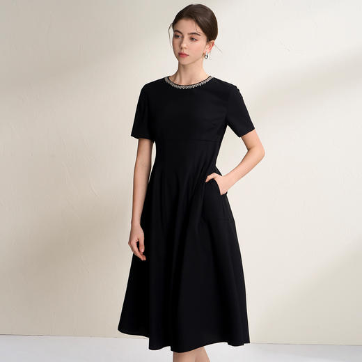 EITIE爱特爱黑色简约法式赫本风领口钉珠A字显瘦连衣裙2026夏新款B2607206 商品图2
