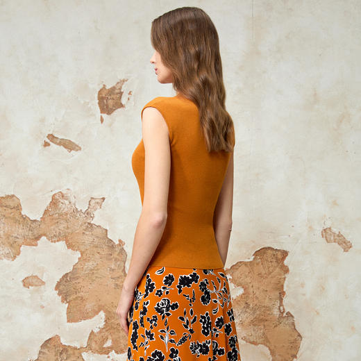 EITIE爱特爱气质V领修身显瘦百搭纯色针织衫夏季新款8201902 商品图4