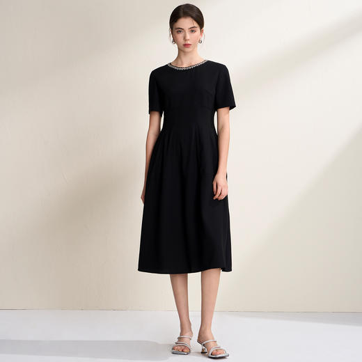 EITIE爱特爱黑色简约法式赫本风领口钉珠A字显瘦连衣裙2026夏新款B2607206 商品图1
