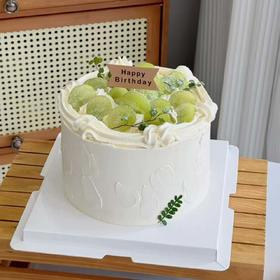 青提雪月.以雪色奶油为底，铺陈青提的晶莹绿意