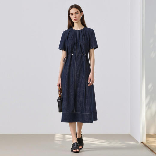 EITIE爱特爱气质松弛感文艺风抽绳收腰宽松直筒连衣裙2026夏新款B2607232 商品图1