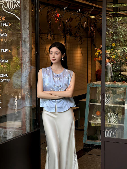 盛唐牡丹盛奢系列 | 月白蓝手推绣真丝马甲 商品图1