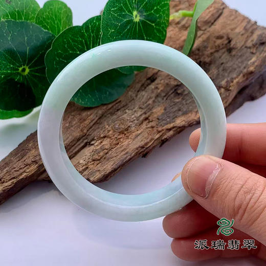 派瑞翡翠 翡翠手镯 糯种 浅绿 商品图3