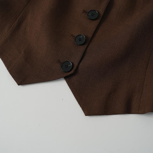 VIMAGE纬漫纪2026夏季新款复古摩登显瘦V领休闲无袖马甲上衣V2503213 商品图3