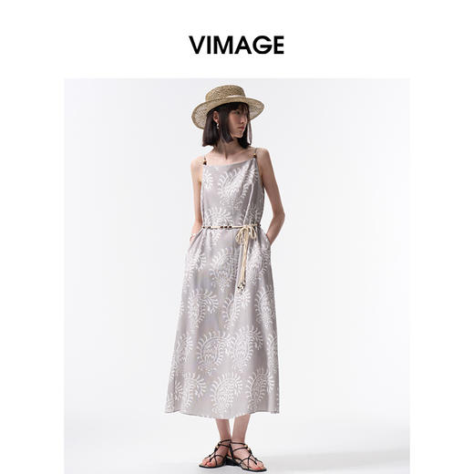 VIMAGE纬漫纪2026夏季新款度假风舒适轻薄显瘦系带印花吊带连衣裙V2507210 商品图3