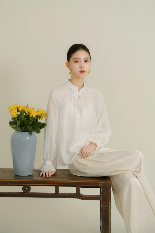 荷言HEYEN 雪檐 桑蚕丝菱形格纹非遗花罗小V领新中式上衣 春夏高定 商品图4