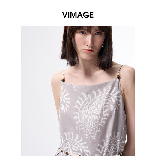 VIMAGE纬漫纪2026夏季新款度假风舒适轻薄显瘦系带印花吊带连衣裙V2507210 商品图2