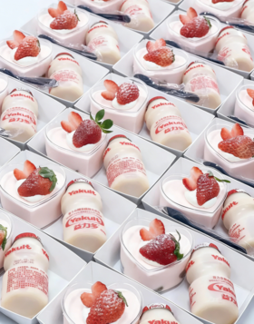 定制茶歇盒套餐，10套起订。包含：益生菌酸奶1瓶、草莓慕斯1杯。