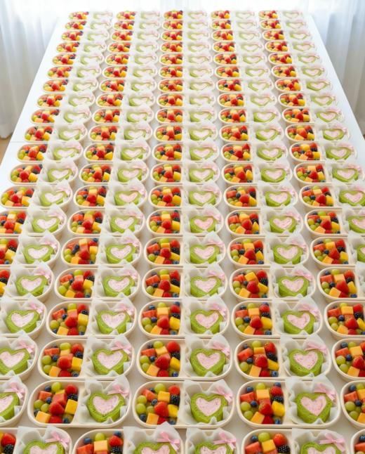 定制茶歇盒套餐，10套起订。包含：斑斓爱心蛋糕卷1个，时令水果一份。 商品图1