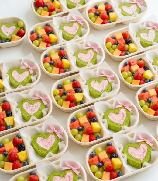 定制茶歇盒套餐，10套起订。包含：斑斓爱心蛋糕卷1个，时令水果一份。 商品图0