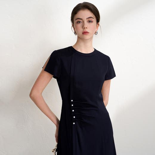 EITIE爱特爱简约不对称捏褶珍珠扣开叉飞飞袖连衣裙2026夏季新款B2607216 商品图4