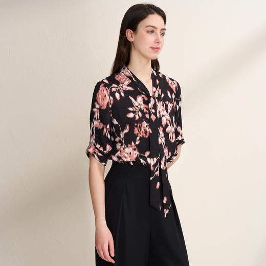 EITIE爱特爱复古飘带V领气质优雅印花中袖衬衫春季新款8109804 商品图3