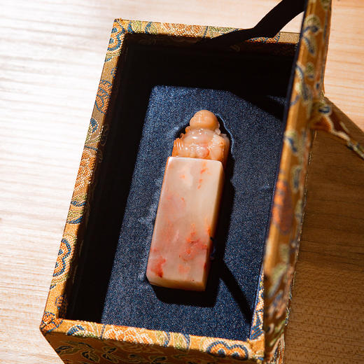 寿山石芙蓉老料雕“弥勒佛”方章 商品图2