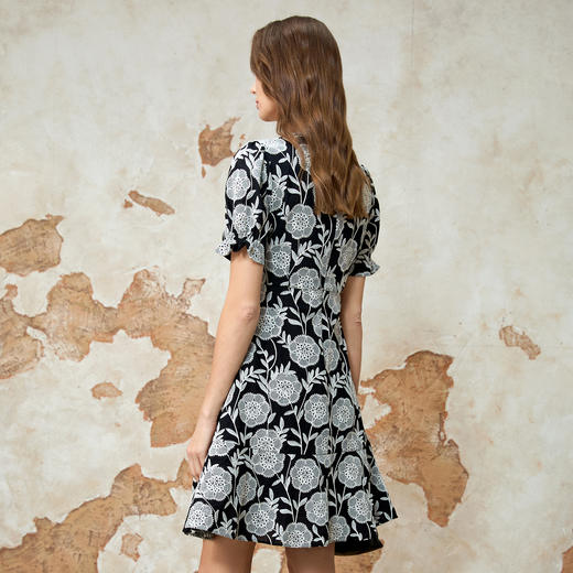 EITIE爱特爱气质高级感圆领收腰短裙浪漫印花连衣裙夏季新款8207953 商品图4