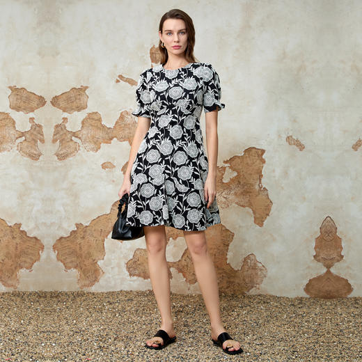 EITIE爱特爱气质高级感圆领收腰短裙浪漫印花连衣裙夏季新款8207953 商品图3